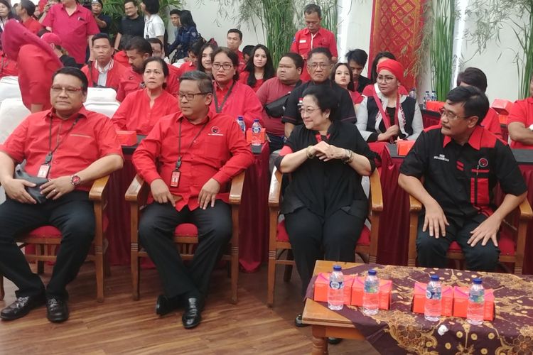 Ketua Umum PDI-P Megawati Soekarnoputri dan jajaran menghadiri acara peluncuran atribut dan tagline milenial di Kantor DPP PDI-P, Jakarta, Kamis (20/9/2018).
