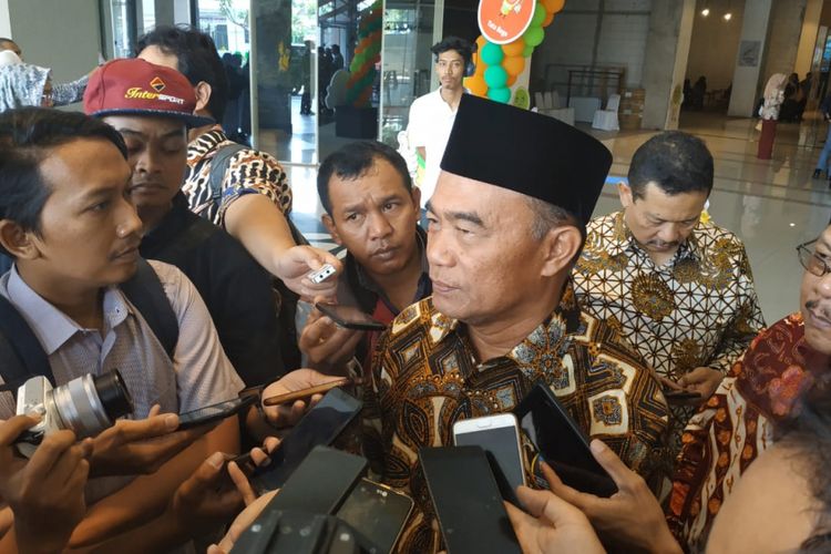 Mendikbud Muhadjir Effendy memberikan keterangan kepada media terkait perkembangan terakhir penanganan gempa Palu dan Donggala oleh pihak Kemendikbud (3/10/2018)