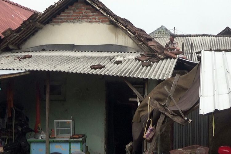 Warga Dusun Bapang, Dusun Sumbermulyo, Kecamatan Jogoroto, Kabupaten Jombang, memperbaiki atap rumahnya yang rusak, Kamis (13/12/2018) pagi. Beberapa rumah warga rusak akibat diterjang angin kencang, Rabu (12/12/2018) petang.