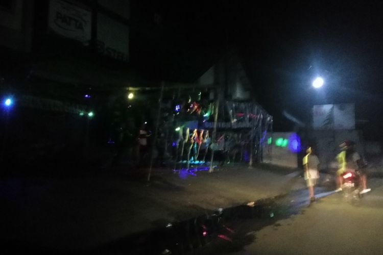 Warga di Kecamatan Oebobo, Kota Kupang, NTT, mendirikan tenda di pinggir jalan dan menggelar pesta dalam merayakan malam pergantian tahun, Selasa (31/12/2018) tengah malam
