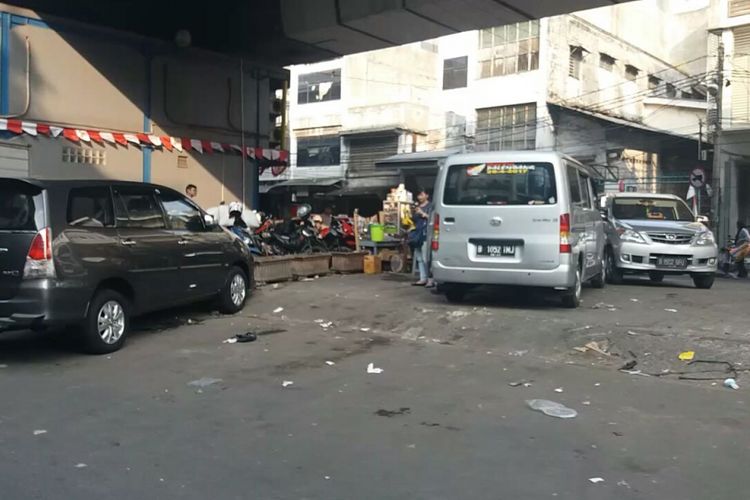 Sejumlah kendaraan roda empat diparkir di bawah jalan layang Pasar Asemka, Jakarta Barat, Selasa (1/8/2017).