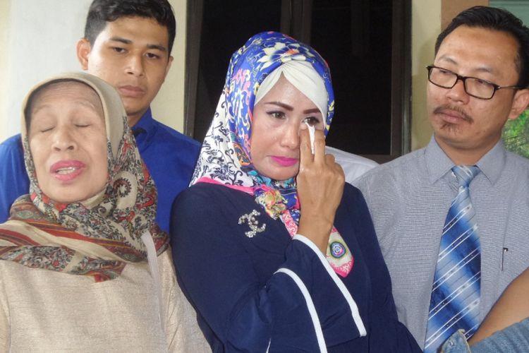Istri Donny Kesuma, Yuni Indriyati, menangis usai sidang putusan perceraiannya di Pengadilan Agama Bekasi, Jawa Barat, Senin (9/10/2017).