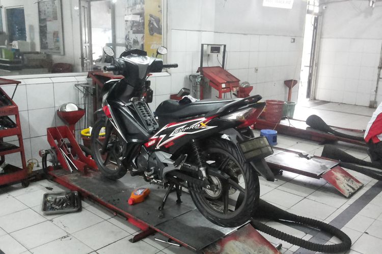 Salah satu motor bebek Honda yang sedang diservis di salah satu bengkel AHASS di Depok, Rabu (16/1/2018).