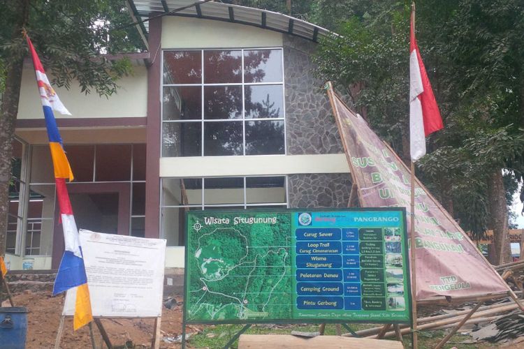 Salah satu bangunan dalam proyek pembangunan sarana prasaranan wisata alam di Resort Situ Gunung, Kadudampit, Sukabumi, Jawa Barat, Selasa (7/8/2018). 