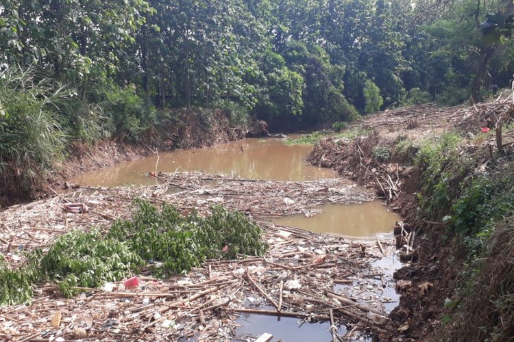 Tampak sampah bambu dan potongan kayu penuhi aliran Kali Cikeas di perbatasan antara Jatiasih, Kota Bekasi dengan Bojongkulur, Kabupaten Bogor, Senin (19/11/2018).