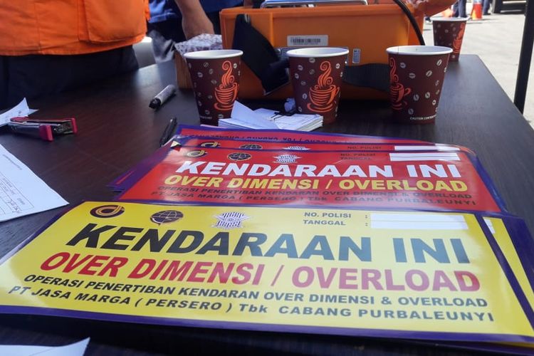 Aktivitas pengecekan kendaraan logistik di Tol Purbaluenyi KM 120 Ruas Cipularang. Pengecekan ini dalam rangka operasi over dimension over load (ODOL) yang dilakukan oleh PT Jasamarga Cabang Purbaleunyi,  Dinas Perhubungan Provinsi Jabar, Dinas Perhubungan Kabupaten Bandung Barat, Balai Pengelola Transportasi Darat Kementerian Perhubungan, dan Satlantas Polres Purwakarta, Kamis (12/9/2019).