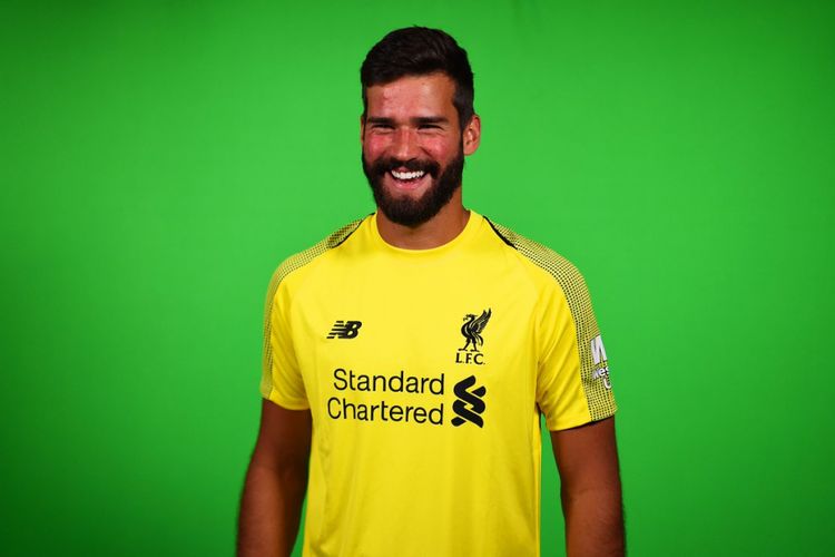 Alisson Becker ketika menjalani sesi foto seusai resmi diperkenalkan sebagai pemain baru Liverpool, Kamis (19/7/2018). 