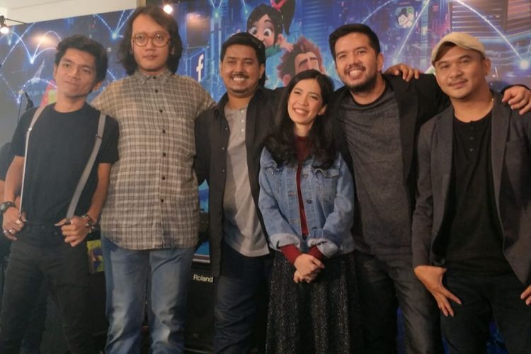 Payung Teduh dalam jumpa pers peluncuran lagu Sebuah Lagu yang terinspirasi dari film Ralph Breaks the Internet: Ereck-It-Ralph 2 di kawasan Thamrin, Jakarta Pusat, Kamis (15/11/2018).