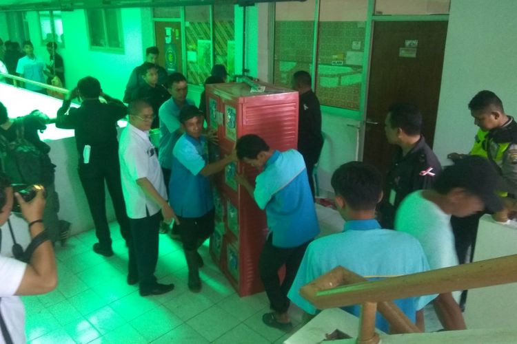 Proses pengosongan empat hunian karena penghuni terkait pemakaian narkoba di Rusun Cipinang Besar Selatan, Jakarta Timur, Rabu (10/1/2018)