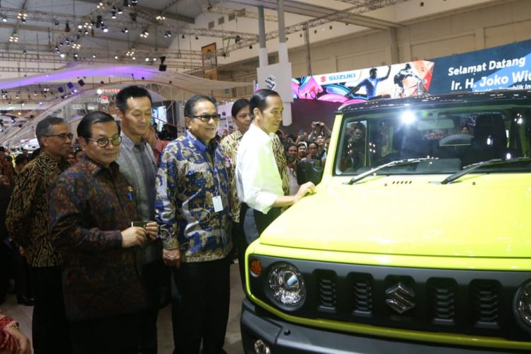 Jokowi melihat generasi terbaru Jimny di GIIAS 2018, didampingi eksekutif Indomobil dan staf menteri.