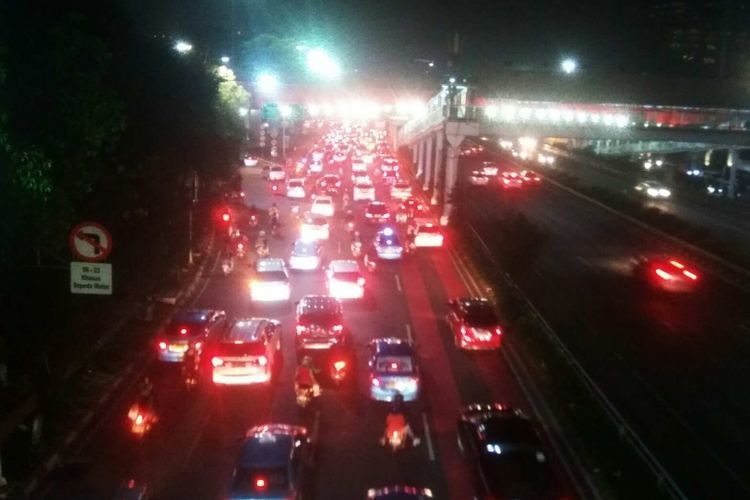 Lalu lintas di Jalan Jenderal Gatot Subroto dari arah Cawang ke Slipi, Senin (31/7/2017) malam.