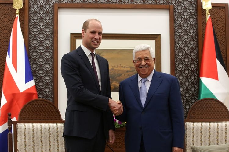 Pangeran William (kiri) saat bertemu dengan Presiden Palestina Mahmoud Abbas di Ramallah, Rabu (27/6/2018), dalam rangkaian tur Timur Tengah Kerajaan Inggris.