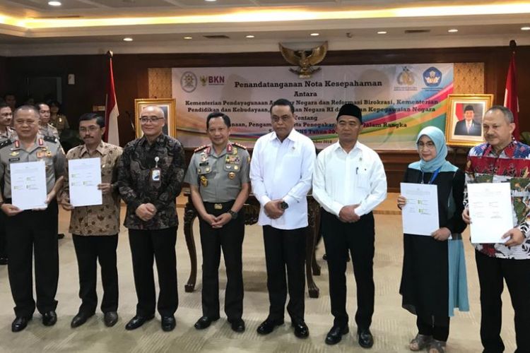 Menteri Pendayagunaan Aparatur Negara dan Reformasi Birokrasi Syafruddin usai menandatangani nota kesepahaman dengan Polri di Jakarta, Jumat (28/9/2018).