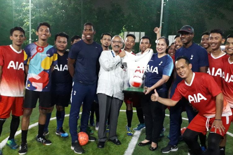 Wakil Pemimpin Redaksi Harian Kompas Muhammad Bakir mewakili jajaran Kompas Gramedia dan Head of Brand Communication AIA Kathryn Monika Paparak (tengah) saat hadir di coaching clinic yang diikuti puluhan karyawan Kompas Gramedia bersama dengan dua international development coach dari klub Tottenham Hotspur, Shaun Harris dan Anton Blackwood di di Lapangan Futsal KG di Palmerah Selatan, Jakarta, Rabu (28/11/2018) malam. Kegiatan ini merupakan kerja sama antara KG dan AIA, perusahaan asuransi yang juga menjadi sponsor Tottenham.