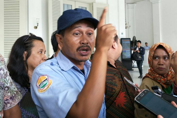 Sopir angkot Tanah Abang, Abdul Rosyid, usai memberi surat somasi untuk Gubernur DKI Jakarta Anies Baswedan di Balai Kota, Rabu (7/3/2018). 