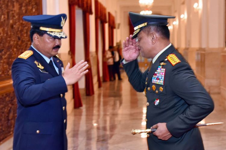 Jenderal Gatot Nurmantyo dan Panglima TNI Marsekal Hadi Tjahjanto saling memberi hormat usai pelantikan di Istana Negara, Junat (8/12/2017).