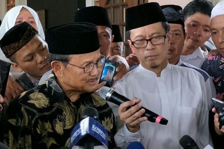 Presiden RI ke-3 Baharuddin Jusuf Habibie mengungkapkan bahwa dirinya enggan kehilangan sosok seperti Andi Mappetahang Fatwa atau AM Fatwa. Hal itu Habibie ungkapkan usai melayat di rumah duka, Jalan Palem, Kompleks Bappenas, Jakarta, Kamis (14/12/2017). 