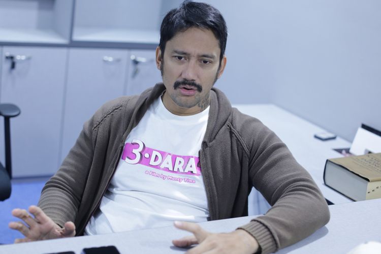 Aktor peran Tora Sudiro saat wawancara promo film 3 Dara 2 di Menara Kompas Gramedia, Palmerah Selatan, Jakarta, Selasa (16/10/2018). Film garapan sutradara Monty Tiwa ini akan tayang pada 25 Oktober 2018 mendatang.
