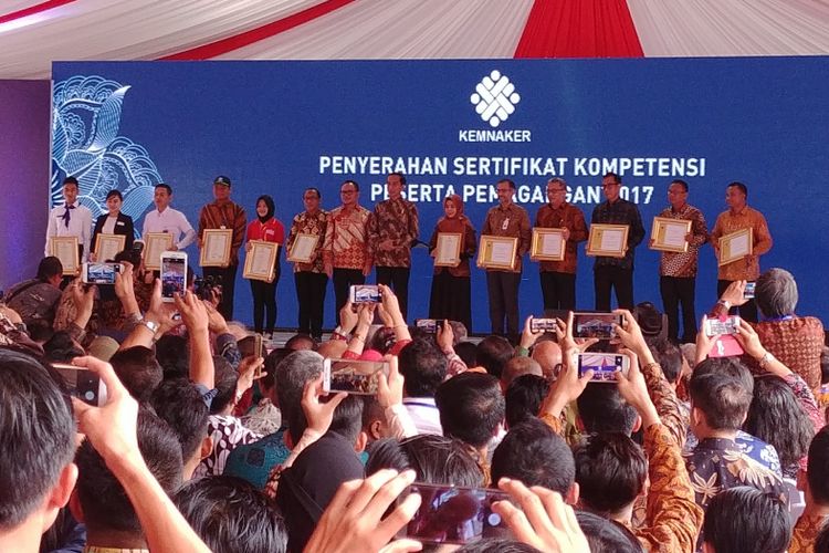 Presiden Joko Widodo saat menghadiri Penyerahan Sertifikat Kompetensi Peserta Pemagangan Tahun 2017, di Bekasi, Rabu (27/12/2017).