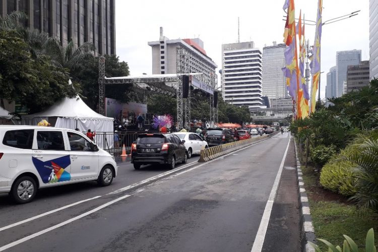 Panggung hiburan sudah didirikan di Jalan MH Thamrin jelang car free night, Senin (31/12/2018).