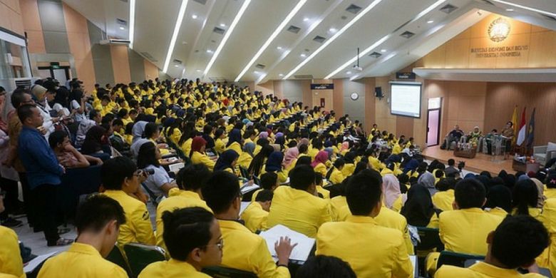 Mahasiswa Universitas Indonesia mengikuti kuliah umum.