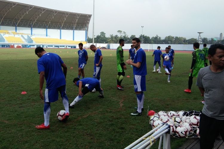 Para pemain Persib saat menjalani sesi latihan pagi di Lapangan Sport Jabar Arcamanik, Bandung, Senin (14/1/2019).