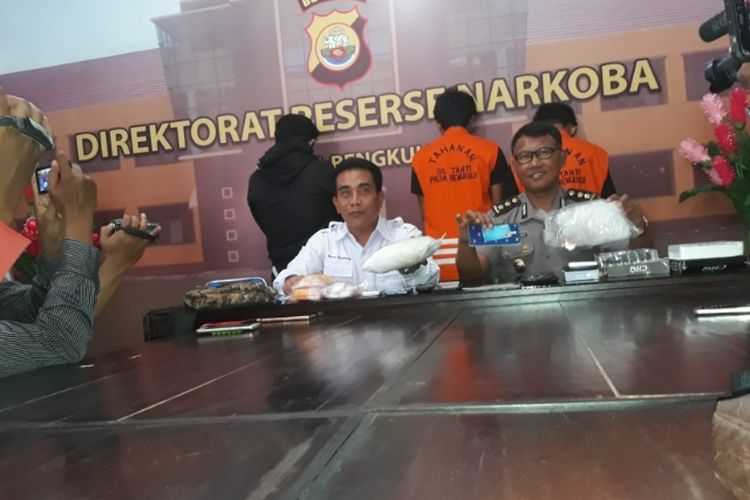 Polda Bengkulu meringkus pengedar sabu dengan barang bukti sabu seberat 1,2 kilogram, Senin (25/2/2019). 