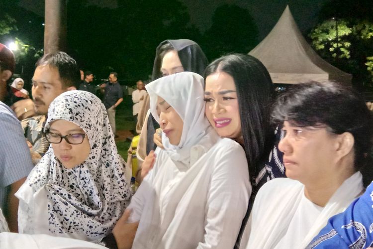 Ayu Dewi menyaksikan prosesi pemakaman ibunya, Sekar Dewi Budiono, yang dikebumikan di TPU Jeruk Purut, Cilandak Timur, Jakarta Selatan, Kamis (29/11/2018) malam. 