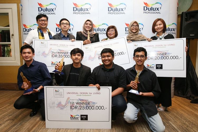 Para pemenang Dulux Designers Awards 2018 menerima penghargaan trofi dan hadiah dari AkzoNobel atas karya-karya inovatifnya di bidang industri kreatif desain.