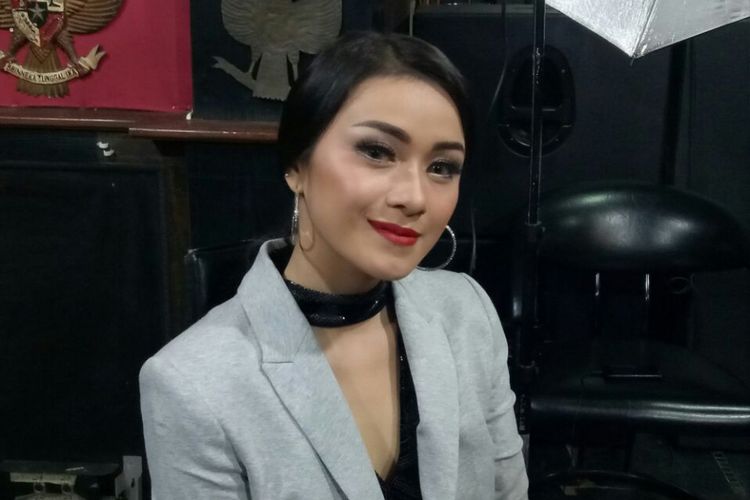 Dara, salah satu personel duo The Virgin, ditemui sesudah menjalani pemotretan di Studio Republik Cinta Management, Pondok Indah, Jakarta Selatan, Rabu (2/8/2017).