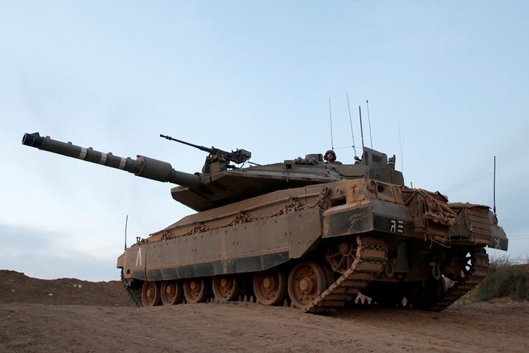 Tank Israel Merkava IV terlihat di wilayah perbatasan selatan dekat Jalur Gaza.