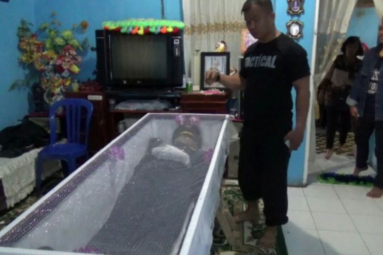 Jenazah taruna ATKP Aldama Putra Pangkolan disemayamkan di rumah duka di kompleks AURI Sultan Hasanuddin, Makassar,  Rabu (6/2/2019).