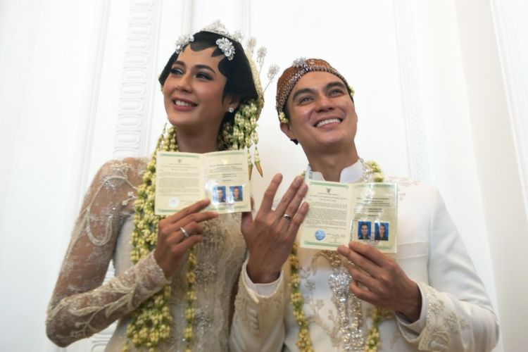 Artis peran Baim Wong dan sang istri, Paula Verhoeven usai dinyatakan resmi menjadi sepasang suami-istri di Gedung The Tribrata, Kebayoran Baru, Jakarta Selatan, Kamis (22/11/2018).