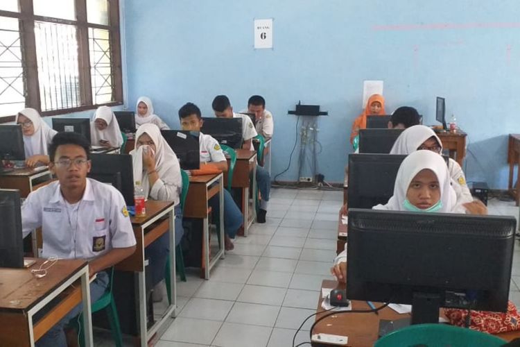 Sejumlah siswa-siswi kelas XII di SMA Negeri 3 Surabaya melaksanakan tryout untuk persiapan menjelang ujian nasional, Selasa (26/2/2019).