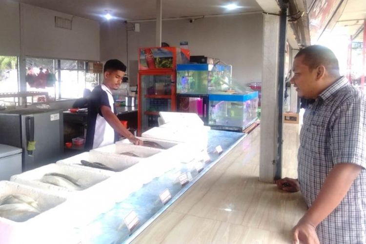 Pengunjung memilih jenis ikan segar di Jaring Pukat, Kota Lhokseumawe, Sabtu (15/9/2018)