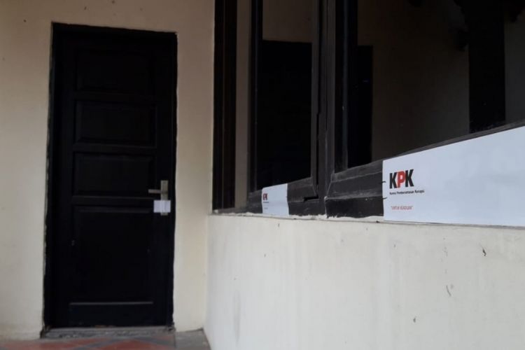 Pintu samping kantor dinas PUPR Kabupaten Bekasi tersegel stiker KPK, Senin (15/10/2018).