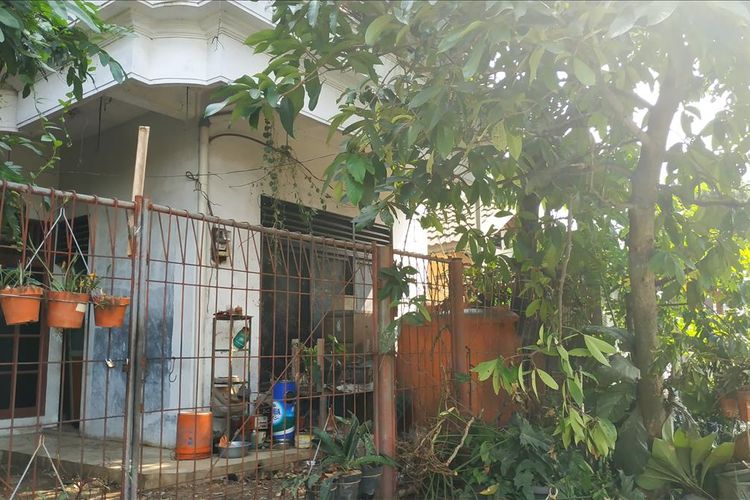 Rumah 2 lantai yang dihuni oleh H, diduga pelaku yang menghamili anak asuhnya hingga meninggal di Perumahan Blue Safir, Rawalumbu, Bekasi