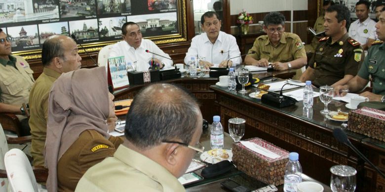 Gubernur Sumut Edy Rahmayadi memimpin rapat evaluasi penanganan pengungsi korban erupsi Gunug Sinabung di ruang rapat kantor gubernur, Medan, Selasa (12/3/2019)