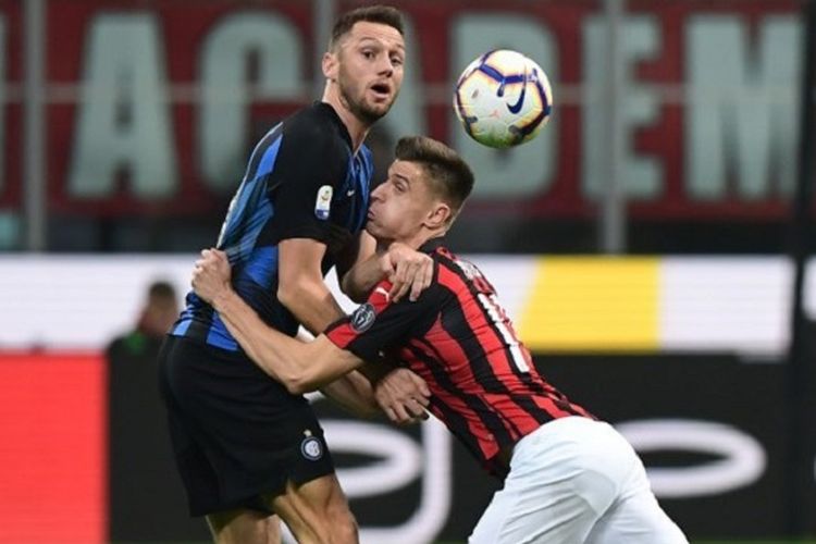 Krzysztof Piatek terjatuh saat berduel dengan Stefan de Vrij pada pertandingan derbi AC Milan vs Inter Milan di San Siro dalam lanjutan Serie A Liga Italia, 17 Maret 2019. 