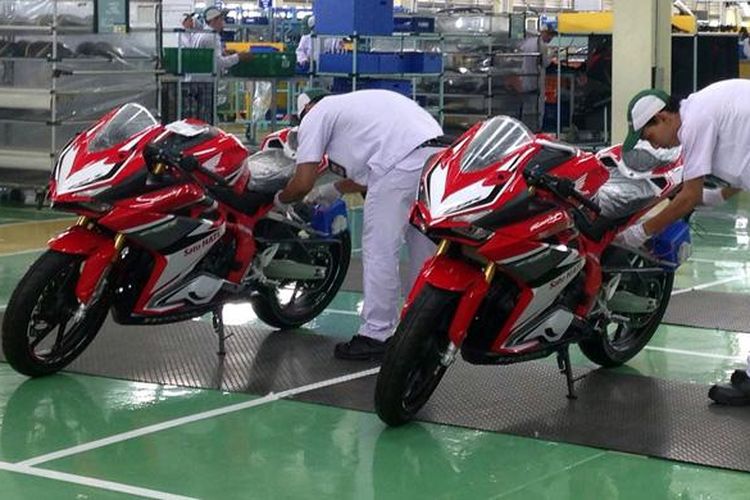 Produksi Honda CBR250RR di pabrik Karawang, Kamis (3/11/2016).