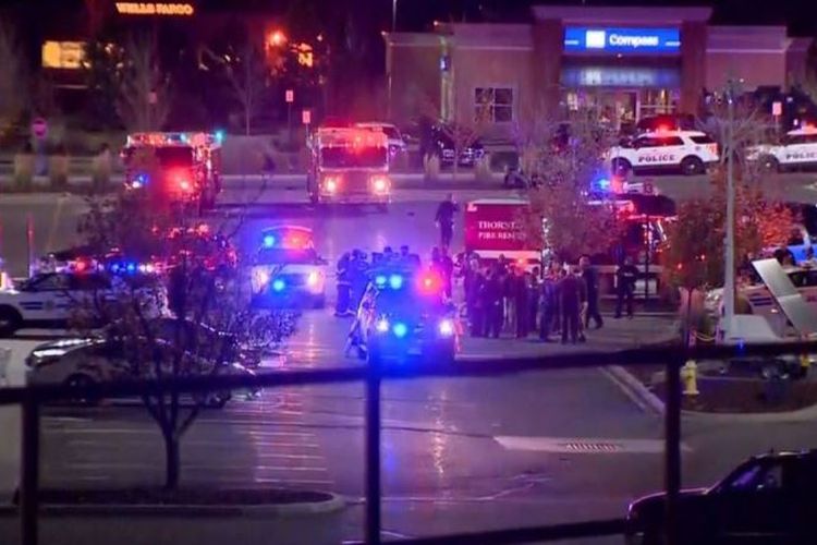 Konsumen dan staf berlarian keluar dari Walmart di Thornton setelah pria bersenjata api melakukan penembakan, Rabu (1/11/2017). (Sky News)