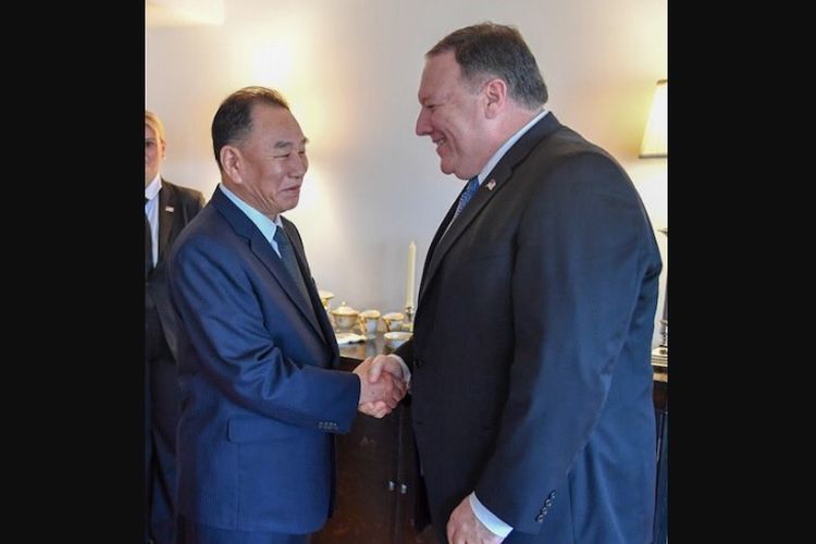 Menteri Luar Negeri AS Mike Pompeo (kanan) menjabat tangan utusan Korea Utara, Kim Yong Chol, saat pertemuan di New York, Rabu (30/5/2018).