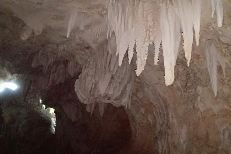 Goa alam Empo Sanga, Desa Wontong, Kecamatan Macang Pacar, Kabupaten Manggarai, Flores, NTT, Rabu (23/1/2019) sangat unik dengan stalaktit dan stalakmitnya. 
