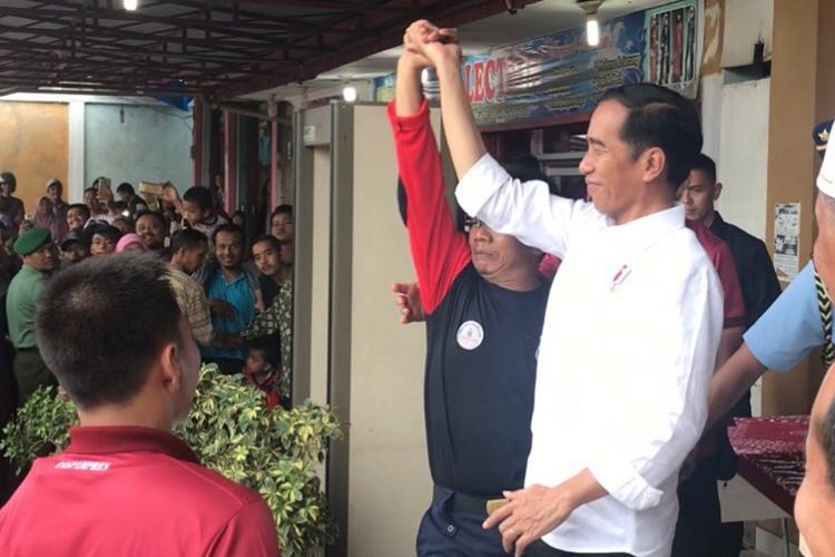 Presiden Joko Widodo dihampiri seorang warga di Kabupaten Dharmasraya, Sumatera Barat. 