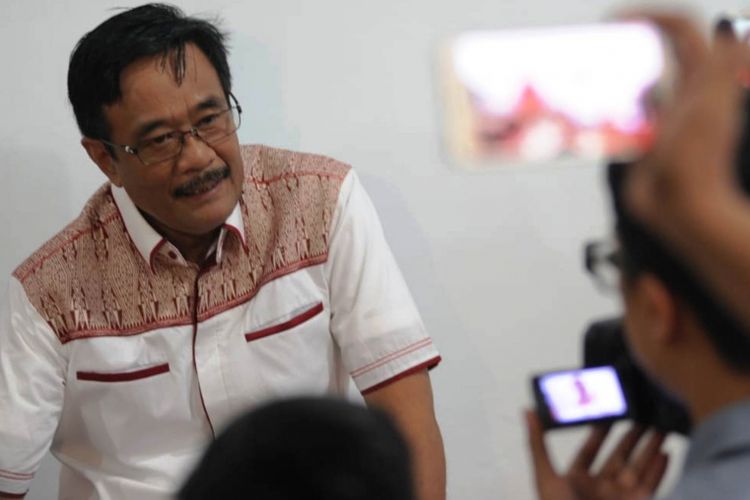 Djarot Saiful Hidayat usai mendaftarkan diri untuk masuk dalam Daftar Pemilih Tambahan (DPTb), Rabu (27/6/2018) 
