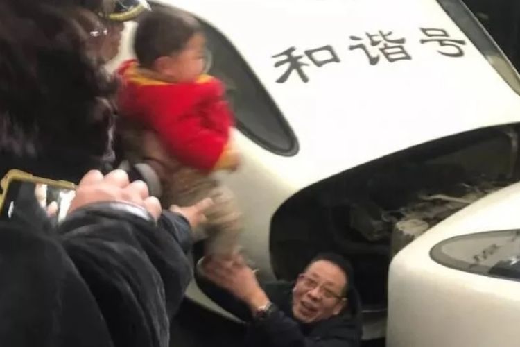 Momen saat bocah laki-laki berusia tiga tahun diselamatkan oleh petugas stasiun, setelah terjatuh ke celah sempit antara badan kereta dengan peron, di stasiun kereta api di China.