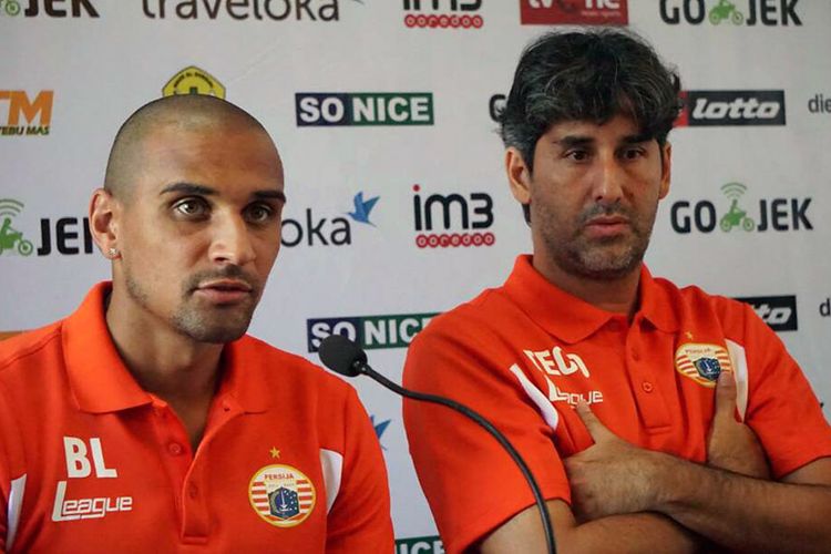 Pelatih Persija Stefano Cugurra (kanan), bersama dengan Bruno Lopes.