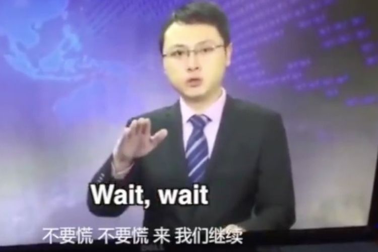 He Kun, pembawa berita di stasiun televisi lokal saat terjadinya gempa di tengah proses siaran.