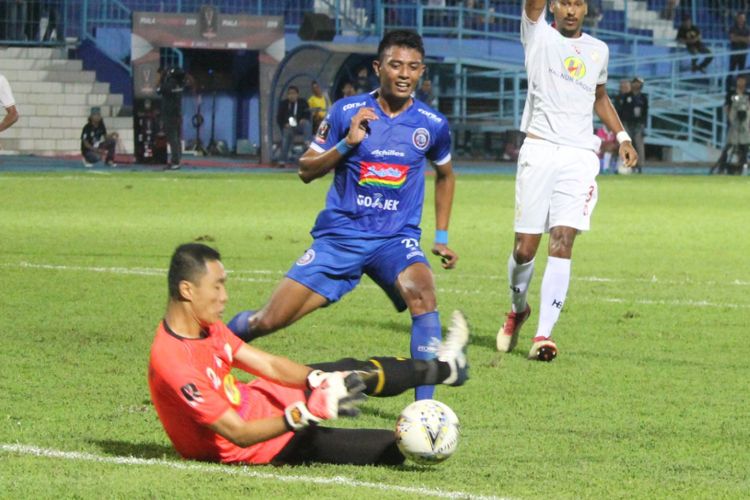 Aksi penyerang Arema FC Dedik Setiawan dalam laga lawan Barito Putera pada babak penyisihan Grup E Piala Presiden 2019 di Stadion Kanjuruhan, Kabupaten Malang, Senin (4/3/2019) malam.