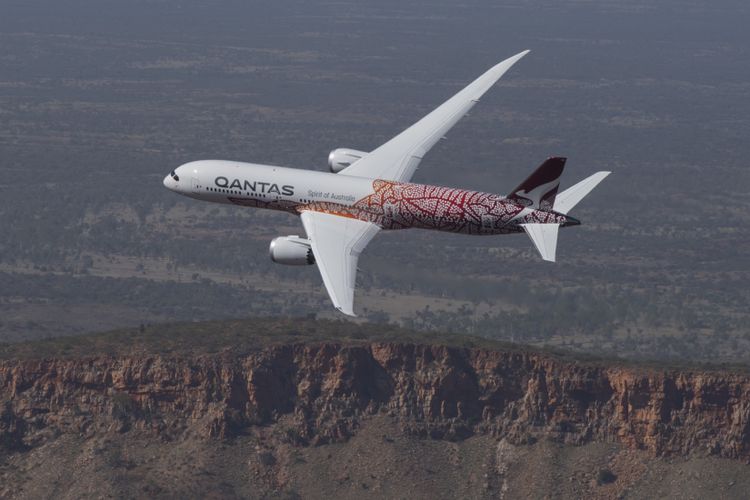 Qantas QF9 terbang non stop dari Perth, Australia ke London, Inggris. 